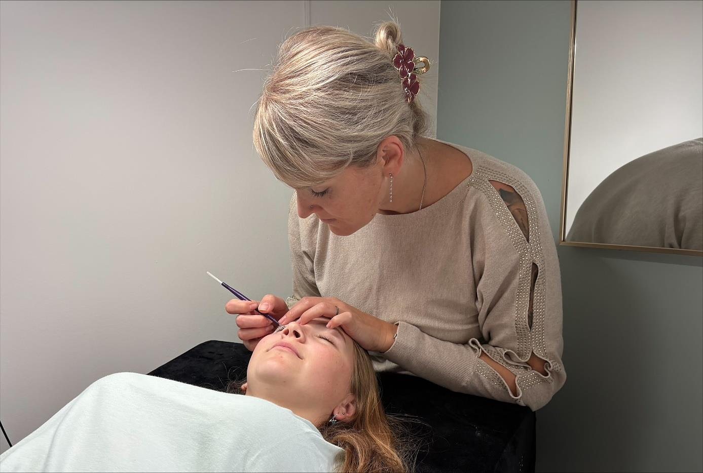 Marijke werkt geconcentreerd aan een lashlift.