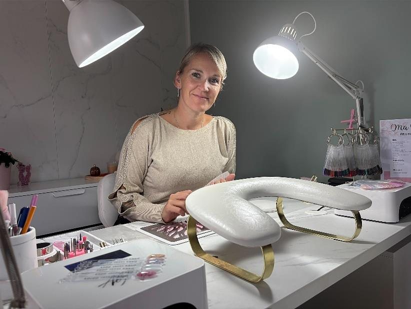 Marijke, het gezicht achter Ma Belle, aan haar nageltafel.