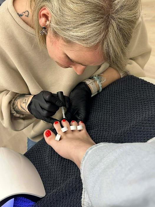 Marijke verzorgt teennagels tijdens een esthetische pedicure.
