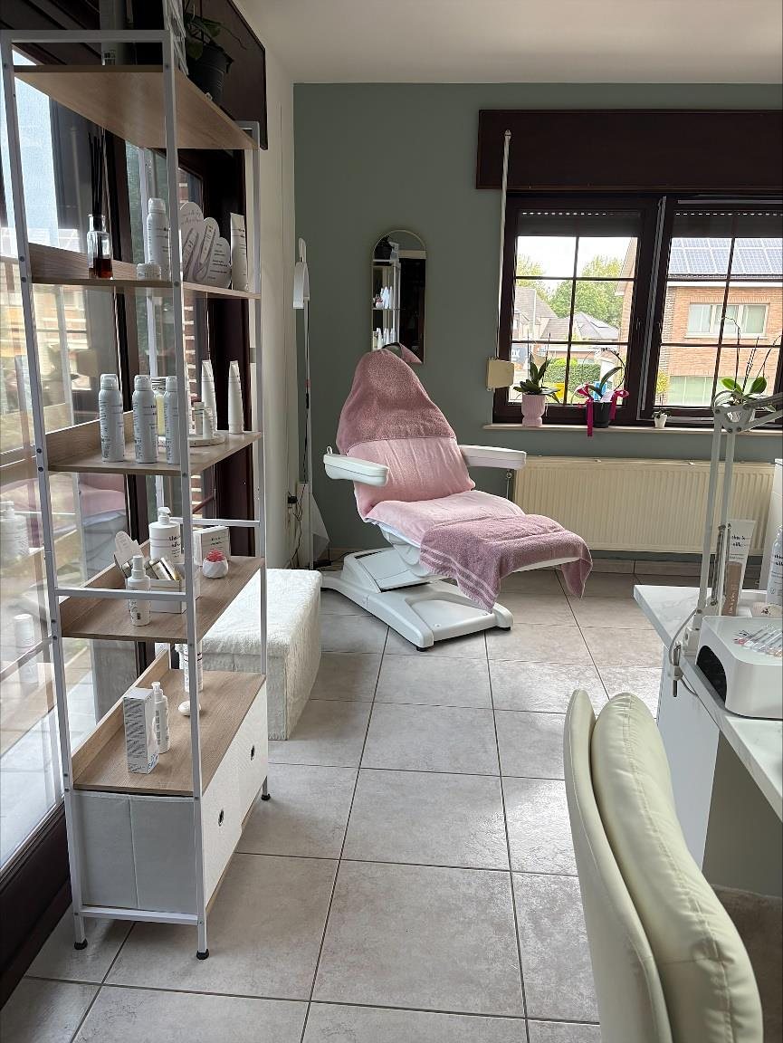 Behandelstoel met roze handdoeken in de salon van Ma Belle in Zichem.